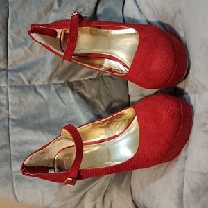 Material girl,  red platform pump